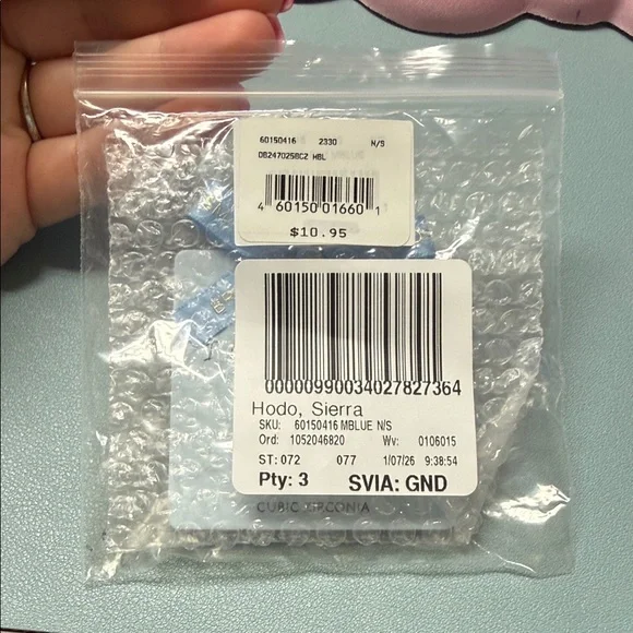 David’s Bridal - Bridesmaids Stud Earrings Cubic Zirconia (5) - Picture 3 of 3